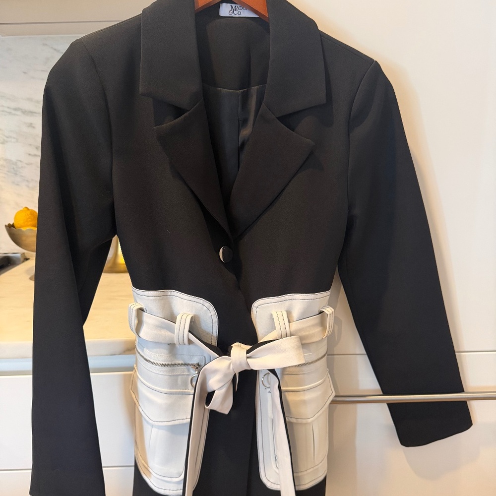 Madonna & Co contrast-panel belted blazer
